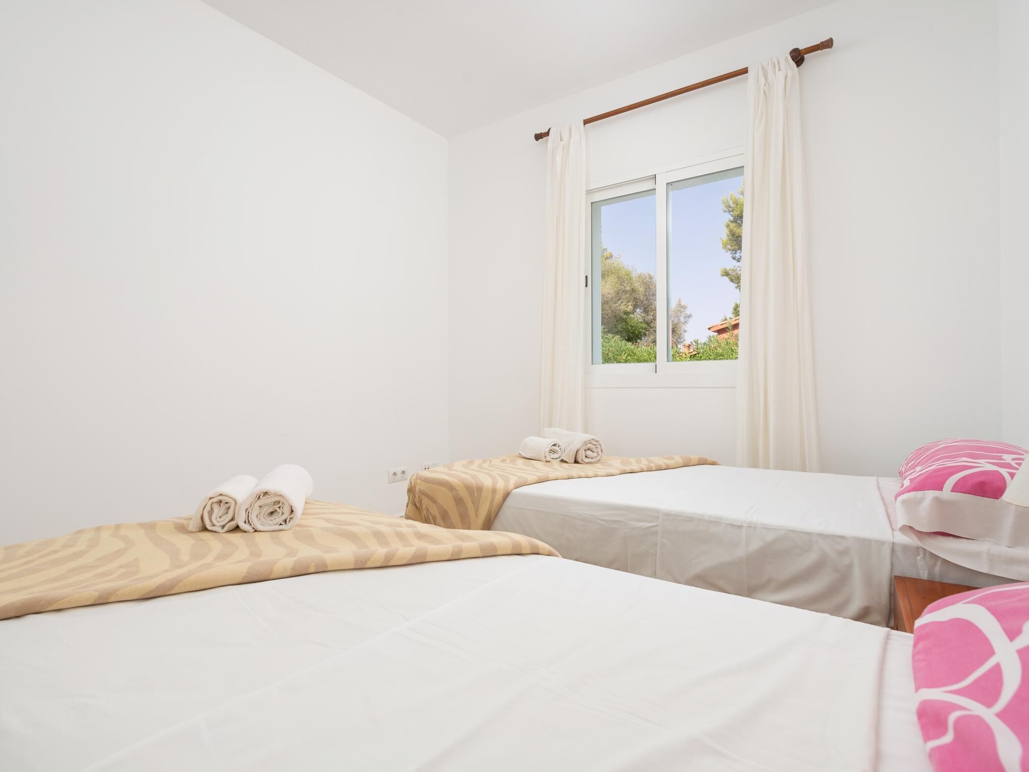 3 dormitoris, planxa i posts de planxar, Internet i roba de llit 