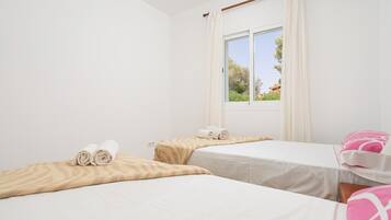 3 bedrooms, iron/ironing board, internet, bed sheets