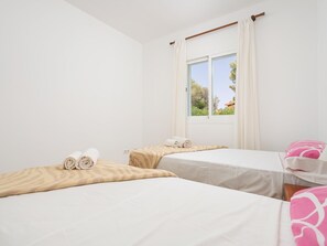 3 bedrooms, iron/ironing board, internet, bed sheets