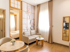 Apartamento standard, 1 quarto, no piso térreo | Área de estar | TV de tela plana 45 polegadas com canais a cabo