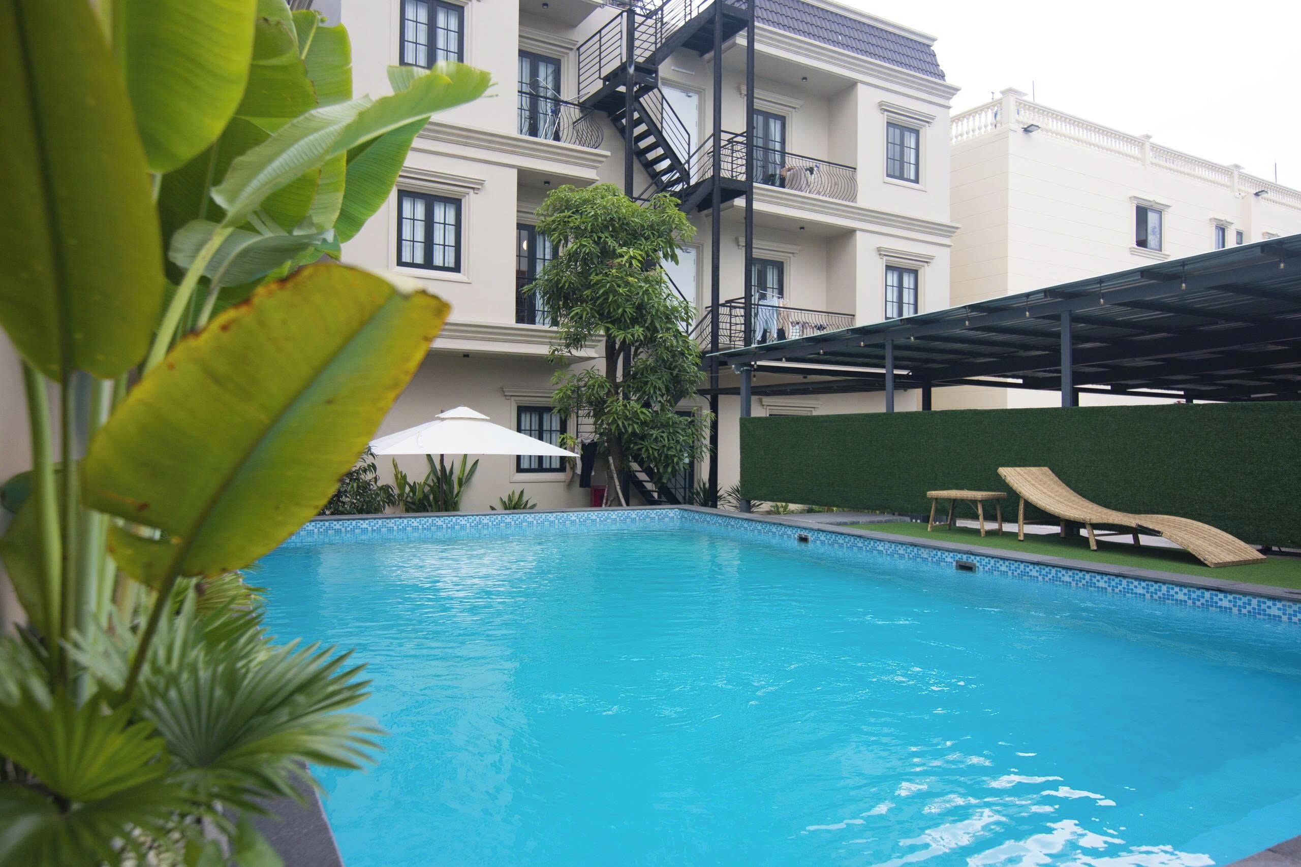 Una piscina al aire libre