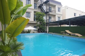 Una piscina al aire libre