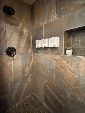 Shower, hair dryer, towels, soap - Clean&Modern•3 Bedroom3Bath•6 Beds•Steps to Spa Amenities•Near Village & Golf (Mammoth Lakes)