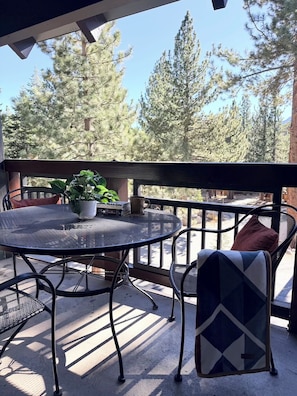 Outdoor dining - Clean&Modern•3 Bedroom3Bath•6 Beds•Steps to Spa Amenities•Near Village & Golf (Mammoth Lakes)