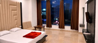 Hotel The Royal Crown