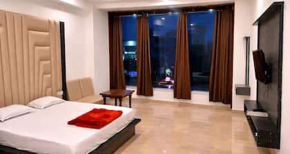 Hotel The Royal Crown