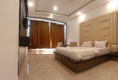 Hotel The Royal Crown