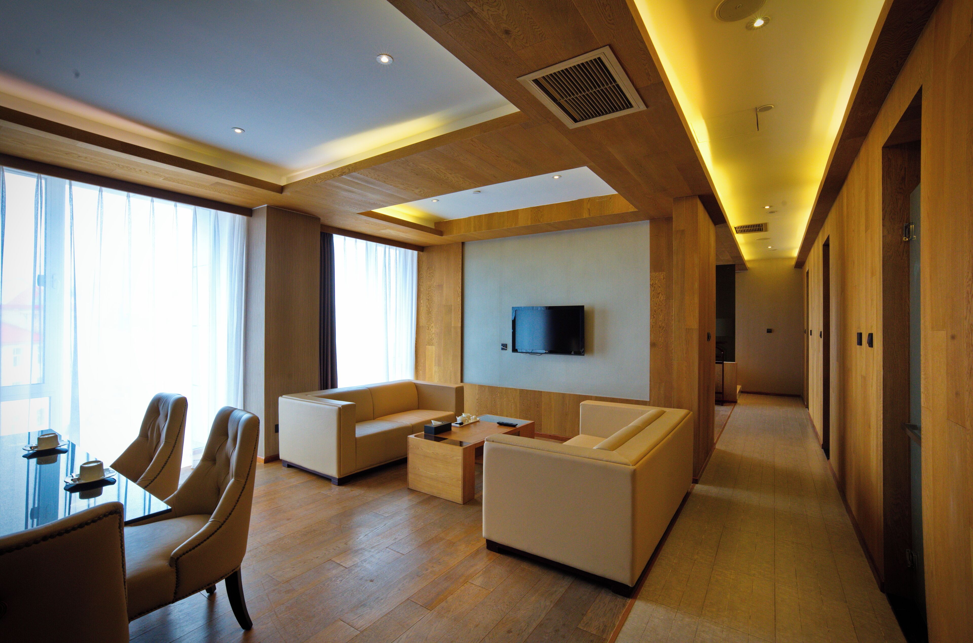 Suite exécutive, vue sur la ville | Bureau, espace de travail pour ordinateurs portables