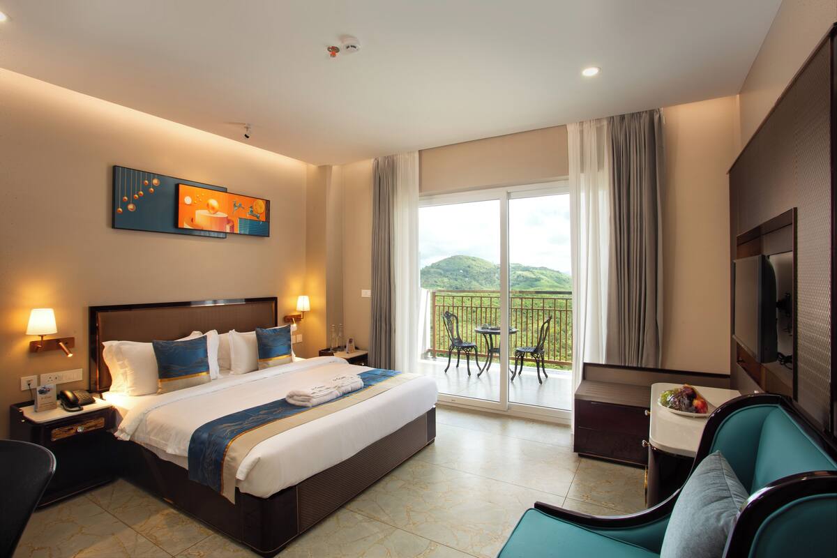 Classic Double Room, Balcony, Lake View | In-room safe, desk, laptop workspace, blackout drapes