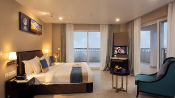 Luxury Double Room, Balcony, Mountain View | Peti besi dalam bilik, meja, ruang kerja komputer riba