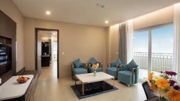 Superior Double Room, Balcony, Mountain View | Peti besi dalam bilik, meja, ruang kerja komputer riba