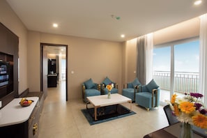 Kahden hengen superior-huone, parveke, vuoristonäköala | Tallelokero huoneessa, työpöytä