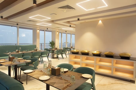 Restaurant. Le Crown Hotel