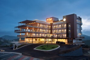 Vista frontal de la propiedad