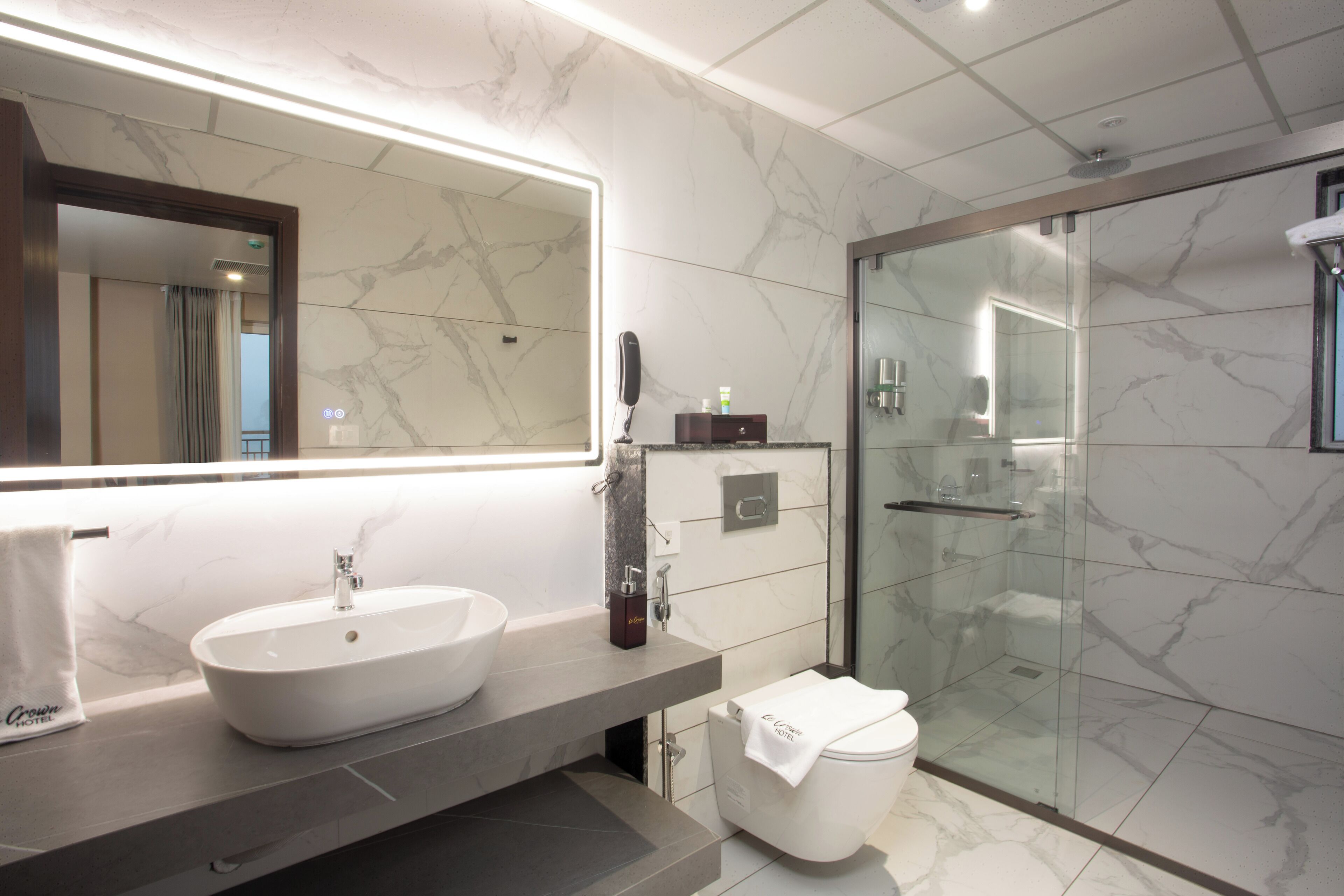Habitación de lujo doble, balcón, vistas a la montaña | Baño | Ducha, secador de pelo, zapatillas y toallas