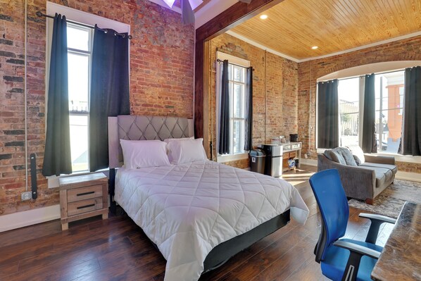 Työpöytä, silitysrauta/-lauta, internet, vuodevaatteet