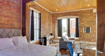 Walk to Courthouse Sq! Loft-Style Marshall Studio