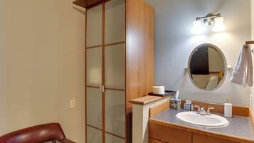 Een haardroger, handdoeken