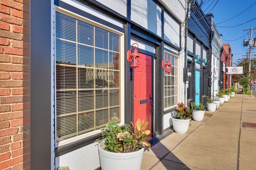 Ultimate Convenience: Historic Dtwn Marshall Apt!