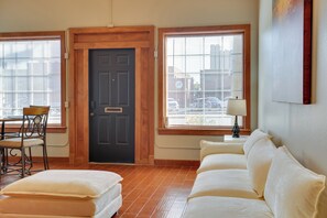 TV - Ultimate Convenience: Historic Dtwn Marshall Apt! (Marshall)