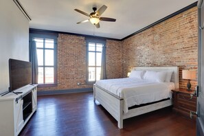 2 slaapkamers, een bureau, een strijkplank/strijkijzer, internet