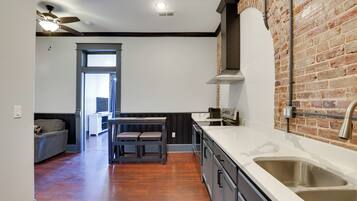 Een koelkast, een magnetron, een kookplaat, een vaatwasser