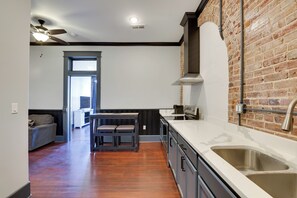 Een koelkast, een magnetron, een kookplaat, een vaatwasser