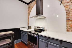 Een koelkast, een magnetron, een kookplaat, een vaatwasser