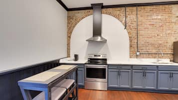 Een koelkast, een magnetron, een kookplaat, een vaatwasser