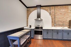 ثلاجة، ميكروويف، موقد طهي مسطح، غسالة أطباق