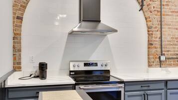 Fridge, microwave, stovetop, dishwasher