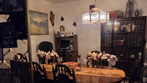Ein Esszimmer mit einem runden Holztisch, Stühlen und einer Pendelleuchte.