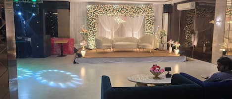 Coin salon dans le hall