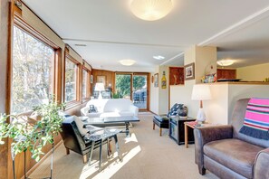 TV, books - ‘Casa Alcoa’ Mtn-View Apt Over Santeetlah Lake! (Lake Santeetlah)