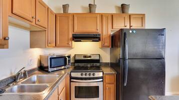 Fridge, microwave, stovetop, coffee/tea maker