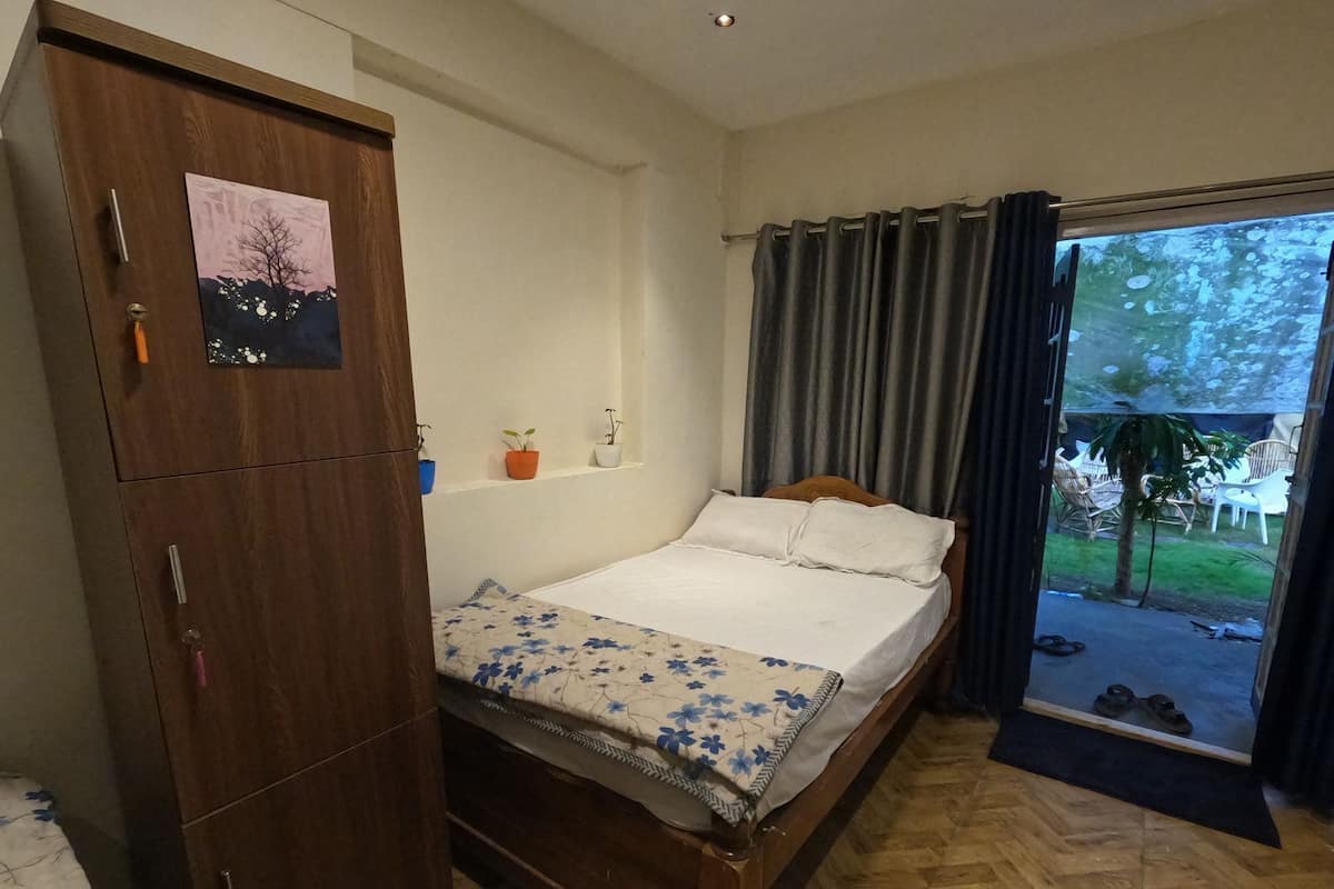 Phòng 2 giường đơn tiện nghi đơn giản, quang cảnh công viên | Két bảo mật tại phòng, bàn, khu vực làm việc phù hợp cho laptop