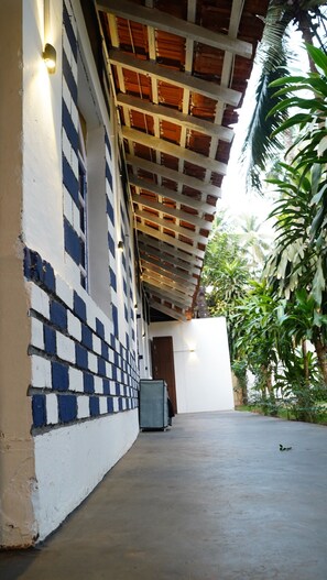 Caja fuerte, escritorio, espacio para trabajar con un portátil