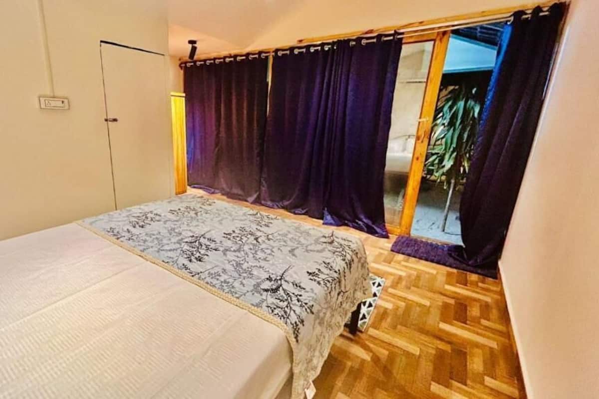 Habitación superior, vistas a la montaña | Caja fuerte, escritorio, espacio para trabajar con un portátil