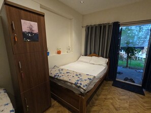 Habitación Confort con 2 camas individuales, vista al parque | Caja de seguridad en la habitación y escritorio 