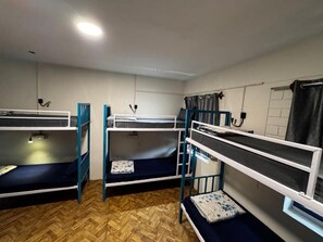 Dormitorio compartido económico, vista a la ciudad | Caja de seguridad en la habitación y escritorio 