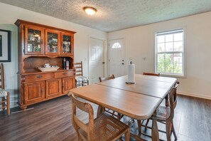 Dining - 6 Mi to Mammoth Cave! Mtn-View Home w/ Fire Pit (Cave City)