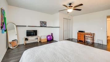 2 bedrooms, desk, iron/ironing board, bed sheets