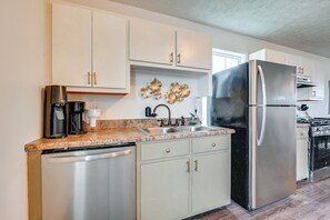 Fridge, microwave, stovetop, dishwasher - 6 Mi to Mammoth Cave! Mtn-View Home w/ Fire Pit (Cave City)