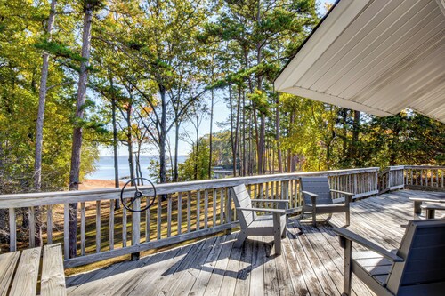 Dock + Views: Family Retreat on Lake Hartwell!