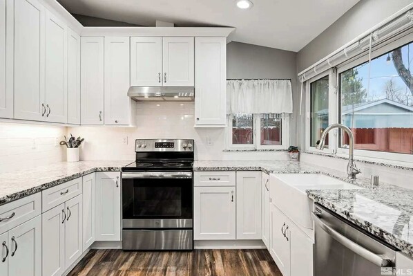 Kylskåp, mikrovågsugn, ugn och spishäll