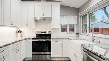 冰箱、微波炉、烤箱、炉灶