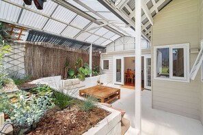 Outdoor dining - Serenity - A Short Walk To Beach (South Fremantle)