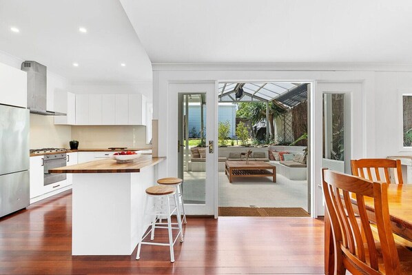 Fridge, microwave, oven, stovetop - Serenity - A Short Walk To Beach (South Fremantle)