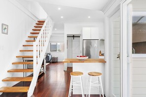 Interior - Serenity - A Short Walk To Beach (South Fremantle)