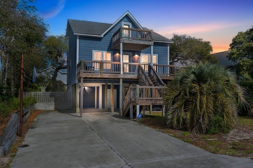 Walk to Beach Private Deck Family Fun